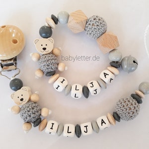 Schnullerkette mit Name in verschiedenen Farben mit Bär und Häkelperle, Geschenk zur Geburt Grau