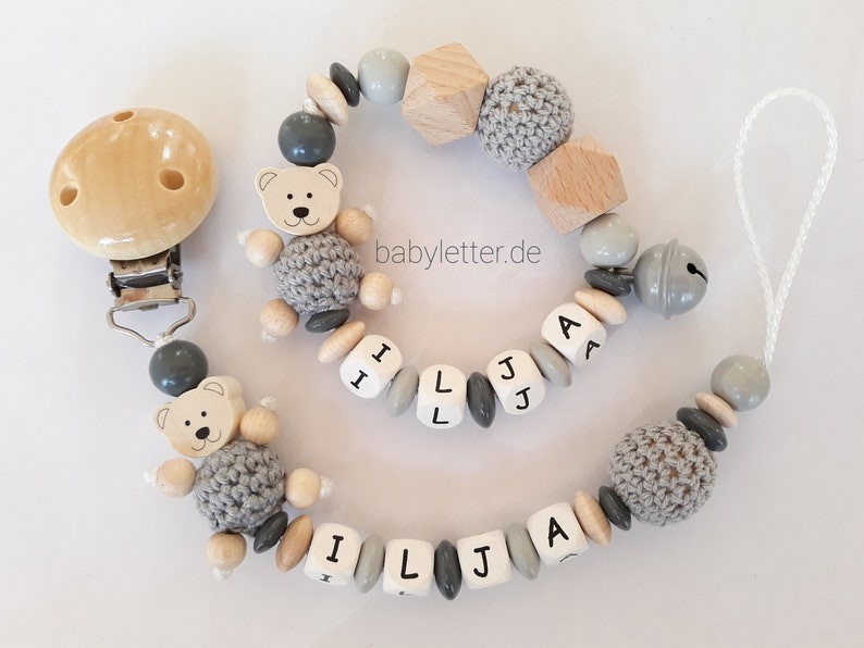 Schnullerkette mit Name in verschiedenen Farben mit Bär und Häkelperle, Geschenk zur Geburt Grau