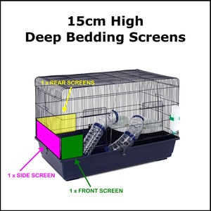 Op de afbeelding: Een zwarte metalen kooi met een blauwe basis en een doorzichtige plastic waterfles. De kooi heeft een roze, groene en gele diepe bedding screen. De tekst "15cm High Deep Bedding Screens" staat bovenaan de afbeelding. De tekst "REAR SCREENS", "SIDE SCREEN" en "FRONT SCREEN" zijn op de afbeelding gelabeld.