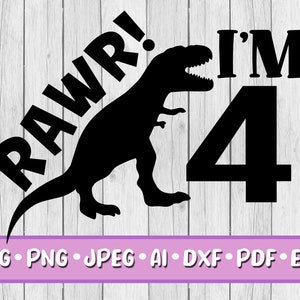 Op de afbeelding: Zwart-wit grafisch ontwerp met een dinosaurus met de tekst "RAWR! I'M 4" op een houtnerf achtergrond.