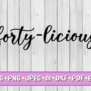 Puede incluir: Texto negro en cursiva que dice "forty-licious" sobre un fondo de vetas de madera blanca y gris. Debajo, una pancarta morada con las palabras "SVG • PNG • JPEG • AI • DXF • PDF • EPS" en blanco.
