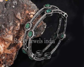Brazalete de esmeraldas y diamantes: Engaste pavé de plata de ley 925, hecho a mano.
