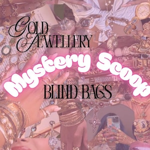 Könnte beinhalten: Eine Auswahl an Goldschmuck, darunter Ringe, Armbänder, Halsketten und Uhren, wird gezeigt. Der Text "Gold Jewellery Mystery Scoop Blind Bags" ist in einer dekorativen Schriftart geschrieben, wobei "Mystery Scoop" in Neonrosa gehalten ist.