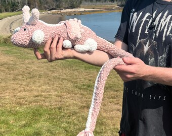 Dragón de crochet rosa, artículo físico