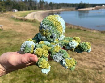 Peluche de pulpo bebé tejido a crochet. Hecho a pedido. ARTÍCULO FÍSICO.