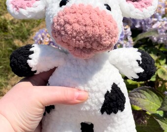 Vaca de peluche tejida a crochet. ¡Hecha a pedido!