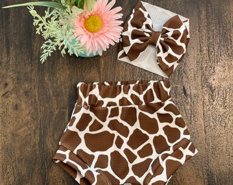 Giraffe Print Baby Set: High-Waisted Bummies & Bow – Adorable Bloomers in Bullet Fabric Shorts, Perfect Baby Outfit!