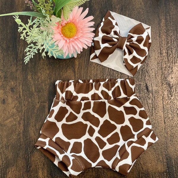 Giraffe Print Baby Set: High-Waisted Bummies & Bow – Adorable Bloomers in Bullet Fabric Shorts, Perfect Baby Outfit!