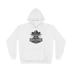 Puede incluir: Sudadera con capucha blanca con un gráfico en blanco y negro de una calavera con sombrero de vaquero, con el texto "BEARD & BOURBON" y "BUILT FOR THE BOLD". La sudadera tiene un bolsillo delantero y una capucha con cordón.