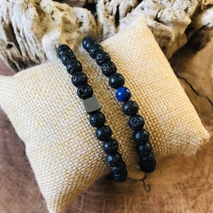 Set of 2 men&#39;s bracelets in natural pearls, black lava beads, Lapis lazuli and Hematite.