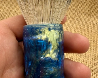 Brocha de afeitar de resina torneada a mano con diseño de remolinos azules y verdes.