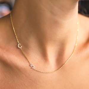 Collar con inicial pavé para el Día de la Madre, collar con inicial de circonita cúbica, collar con inicial lateral, collar con letra lateral, collar con inicial de diamante