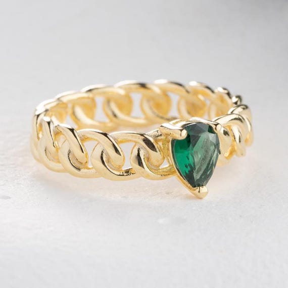 Gold Chain Ring with Green Heart Stone – Emerald-Inspired Statement Ring – May Birthstone Jewelry – Gold Chain Emerald Gemstone Ring