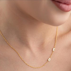 Collar con inicial lateral • Collar con letra dorada personalizada • Delicada joyería con inicial personalizada para mujeres y niñas