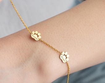 Anpassat armband med flera tassar • Personliga smycken för husdjursälskare • Tassavtrycksberlocker i 14K guld • Gåva till hundmamma • Graverade husdjursnamn