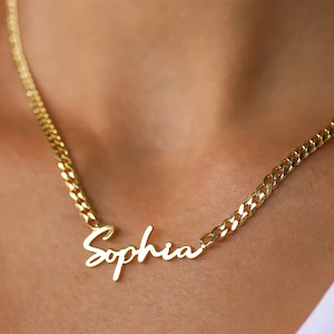 Könnte beinhalten: Eine goldene Kettenkette mit einem Anhänger mit dem Namen "Sophia" in Schreibschrift.