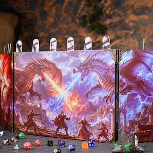 Könnte beinhalten: Ein vierseitiger, klappbarer Spielleiterschirm mit einer lebendigen Illustration von zwei Drachen, die über einer Gruppe von vier Abenteurern kämpfen. Der Schirm hat Metallecken und durchsichtige Acryl-Initiativ-Tracker an der Oberkante.