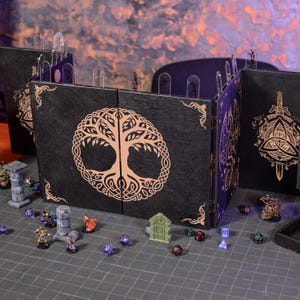 Może przedstawiać: Czarny, wielopanelowy ekran do gier stołowych z miedzianym wzorem drzewa życia. Ekran posiada przezroczyste plastikowe uchwyty na imiona. Miniaturowe figurki, kości i akcesoria do gier są rozrzucone przed ekranem.