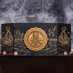 Puede incluir: Una pantalla de juego de madera de tres paneles con fondo negro y detalles dorados. El panel central presenta un diseño circular con una cita sobre la muerte y una ilustración de una criatura con tentáculos. Los paneles laterales presentan ilustraciones de una criatura con tentáculos.