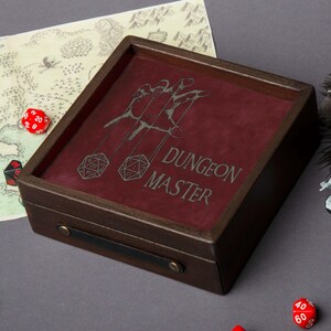 Vassoio e contenitore per dadi D&D, vassoio per dadi personalizzato con incisione in pelle, scatola per dadi magnetica portatile con vassoio, regali D&D unici, regali Nergy per lui immagine 3