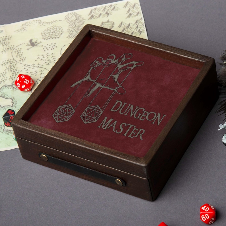 Vassoio e contenitore per dadi D&D, vassoio per dadi personalizzato con incisione in pelle, scatola per dadi magnetica portatile con vassoio, regali D&D unici, regali Nergy per lui immagine 3