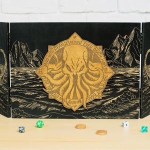 Pantalla de director de juego de Cthulhu para D&D, de madera, con marcadores de iniciativa y torre de dados. Pantalla de director de juego personalizada. Regalos para el director de juego de rol de Cthulhu.