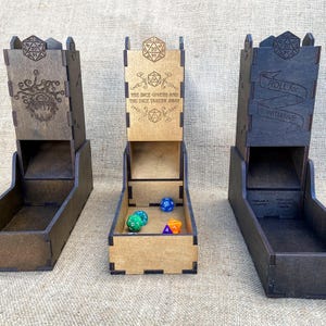 Torre de dados de madera personalizada, torre y bandeja de DND, regalo de DM de DND de madera de nogal, Dungeon Master, juegos de mesa de rol