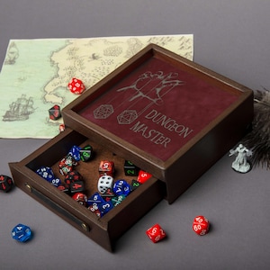 Vassoio e contenitore per dadi D&D, vassoio per dadi personalizzato con incisione in pelle, scatola per dadi magnetica portatile con vassoio, regali D&D unici, regali Nergy per lui immagine 1
