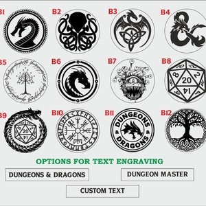 Pu&ograve; includere: Dodici disegni circolari in bianco e nero con diverse immagini, tra cui draghi, un albero, una bussola e un logo di Dungeons & Dragons. Il testo "OPTIONS FOR TEXT ENGRAVING" &egrave; sotto le immagini. I testi "DUNGEONS & DRAGONS", "DUNGEON MASTER" e "CUSTOM TEXT" sono sotto il testo "OPTIONS FOR TEXT ENGRAVING".