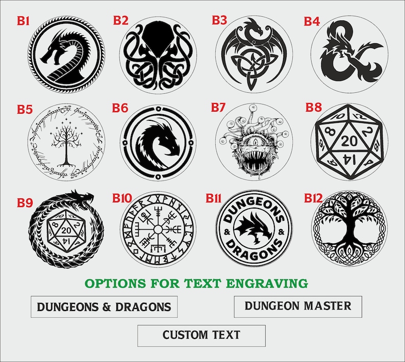 Pu&ograve; includere: Dodici disegni circolari in bianco e nero con diverse immagini, tra cui draghi, un albero, una bussola e un logo di Dungeons & Dragons. Il testo "OPTIONS FOR TEXT ENGRAVING" &egrave; sotto le immagini. I testi "DUNGEONS & DRAGONS", "DUNGEON MASTER" e "CUSTOM TEXT" sono sotto il testo "OPTIONS FOR TEXT ENGRAVING".
