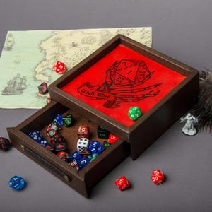 Vassoio e contenitore per dadi D&D, vassoio per dadi personalizzato con incisione in pelle, scatola per dadi magnetica portatile con vassoio, regali D&D unici, regali Nergy per lui immagine 13