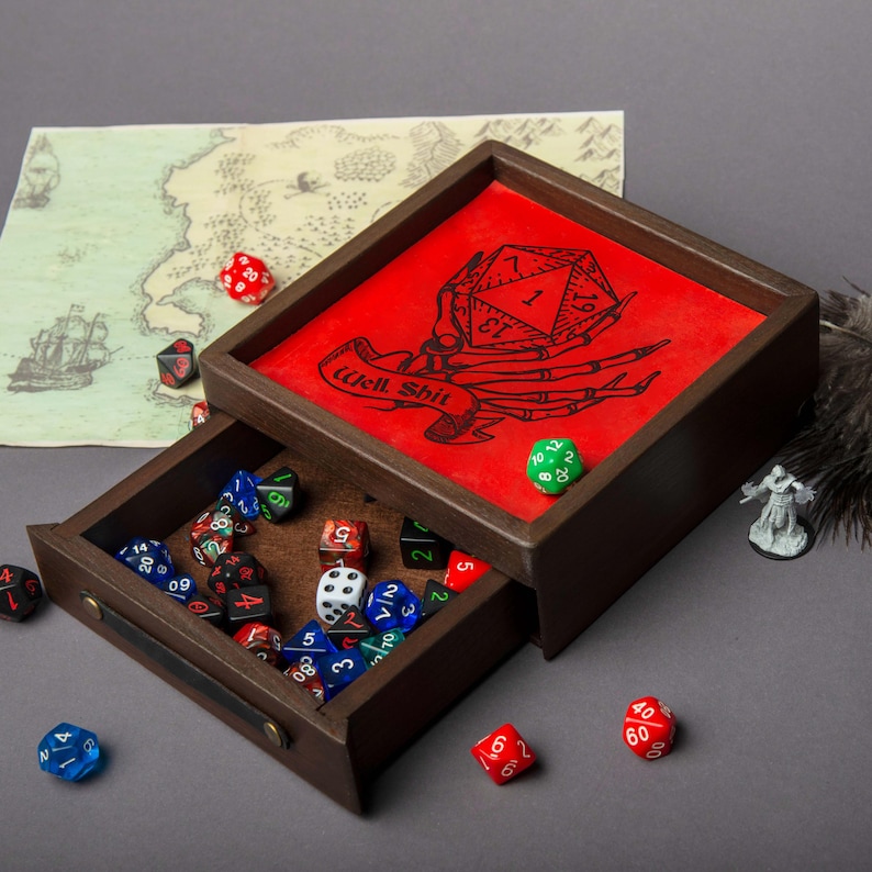 Vassoio e contenitore per dadi D&D, vassoio per dadi personalizzato con incisione in pelle, scatola per dadi magnetica portatile con vassoio, regali D&D unici, regali Nergy per lui immagine 13