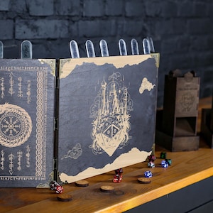 Schermo DM, Schermo RPG in legno, Schermo DM magnetico con dadi mistici, Schermo DM celtico vichingo con indicatore di iniziativa, Torre dei dadi, Pathfinder