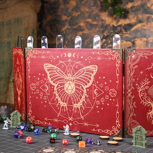 Op maat gemaakt DM-scherm met dobbelsteentoren en initiatiefvolgers, houten spelleiderscherm, mystieke vlinder, cadeau voor de spelleider, DM-accessoires