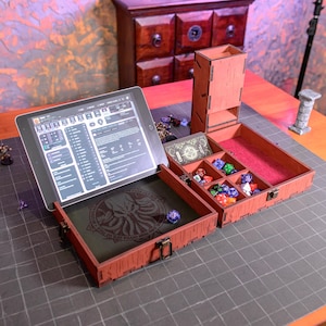 タブレットスロット付きダイス木製トレイ、タブレットホルダー付きローリングダイストレイ、ダイスボックスダイスタワーダイストレイダイスオーガナイザーダンジョンズアンドドラゴンズ