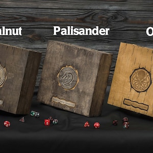Pu&ograve; includere: Tre scatole di legno con diverse finiture: noce, palissandro e rovere. Ogni scatola presenta un logo Dungeons & Dragons e un design unico. Le scatole sono circondate da dadi.
