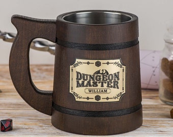 Taza de Dungeon Master, taza DM personalizada, taza de Dungeons and Dragons, jarra de cerveza de madera dnd, jarra de madera, taza de madera grabada, taza de madera dm