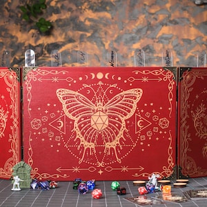 Pantalla de DM Pantalla de Dungeon Master de madera con rastreador de iniciativa y torre de dados, Pantalla de RPG de madera, Pantalla de maestro de juegos de fantasía, Regalos para DM