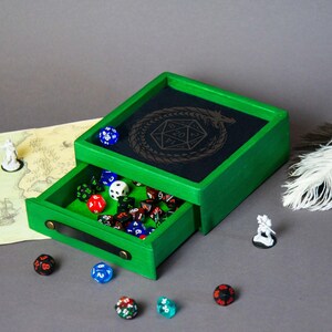 Vassoio e contenitore per dadi D&D, vassoio per dadi personalizzato con incisione in pelle, scatola per dadi magnetica portatile con vassoio, regali D&D unici, regali Nergy per lui immagine 12