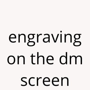 Puede incluir: Fondo blanco con el texto "engraving on the dm screen" en negro, fuente sans-serif. El texto está centrado y apilado verticalmente.