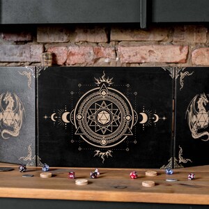 Schermo personalizzato del dungeon master, schermo in legno per giochi di ruolo, schermo magnetico in legno per dm con torri per dadi, schermo mistico per dm dnd con indicatore di iniziativa
