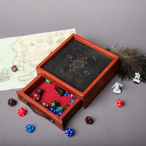 Vassoio e contenitore per dadi D&D, vassoio per dadi personalizzato con incisione in pelle, scatola per dadi magnetica portatile con vassoio, regali D&D unici, regali Nergy per lui immagine 2