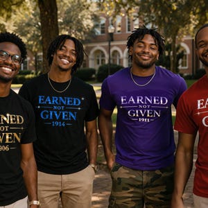 Puede incluir: Cuatro personas con camisetas con el texto "EARNED NOT GIVEN" en dorado, azul y blanco. Las camisetas son negras, moradas y rojas. El año está impreso debajo. Las personas sonríen y están de pie afuera.