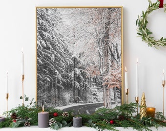 以下が含まれることがあります： 金色のフレームに入った雪景色が描かれた絵が、装飾されたマントルの上に飾られています。 マントルには、火の灯ったキャンドル、緑のガーランド、松ぼっくり、赤いベリーが飾られています。 壁には緑のリースが飾られており、お祝いの雰囲気を醸し出しています。