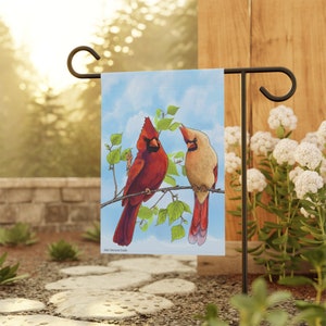 Une paire de beaux cardinaux sur un drapeau de jardin printanier - Décorez votre porche avec ces oiseaux rouges colorés - Bannière de maison Oiseaux chanteurs préférés