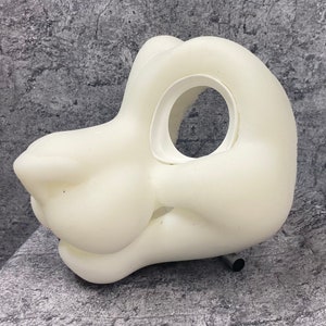 K&ouml;nnte beinhalten: Ein wei&szlig;er, unbemalter, Schaumstoff-Furry-Kopfbasis mit einem gro&szlig;en, runden Augenloch und einer detaillierten Schnauze.