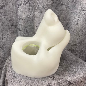 Puede incluir: Nariz de animal de resina blanca sin terminar para la fabricaci&oacute;n de fursuits. La nariz tiene una gran abertura para sujetarse a una base.