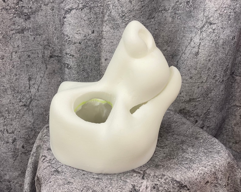 Puede incluir: Nariz de animal de resina blanca sin terminar para la fabricaci&oacute;n de fursuits. La nariz tiene una gran abertura para sujetarse a una base.