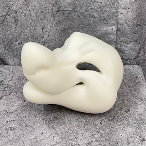 Puede incluir: Cabeza de fursuit en blanco de espuma, en blanco, con un hocico y rasgos faciales detallados.