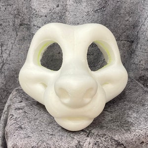 Puede incluir: Base de espuma blanca sin terminar para una m&aacute;scara de animal peludo. La base tiene dos agujeros para los ojos y un agujero para la nariz.